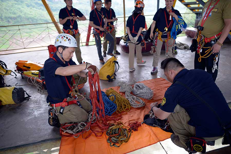 Hanging in the air: Chongqing holds rescue drill