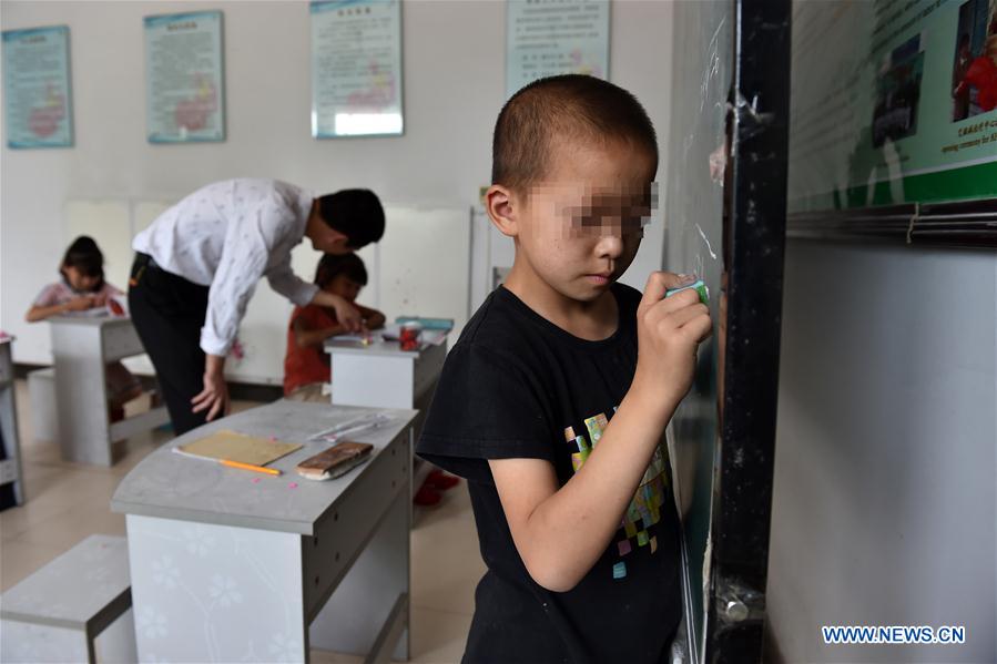 Congenital HIV carrier students in Shanxi's Red Ribbon School