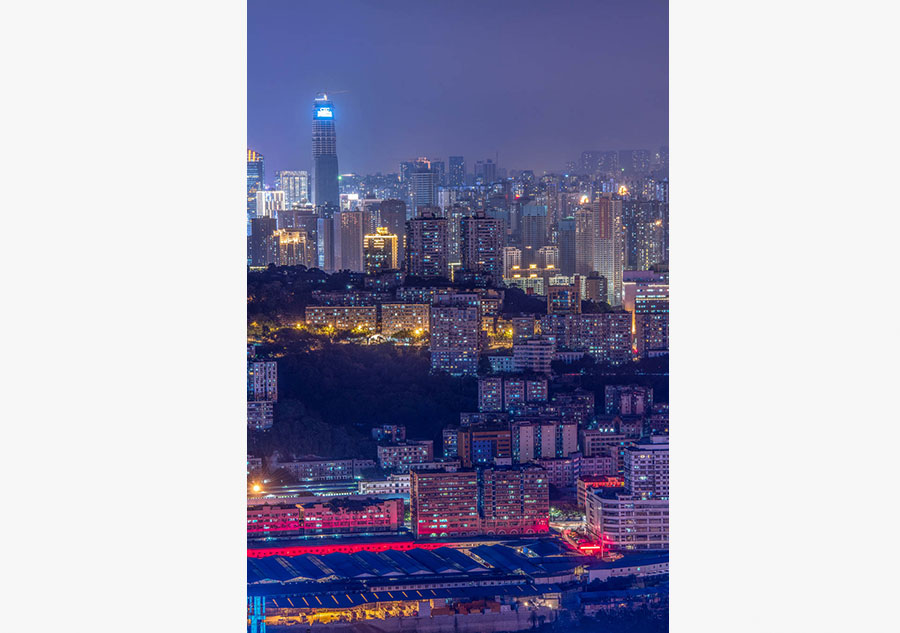 University student captures magical night view of Chongqing