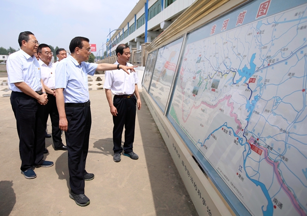 Premier inspects flood areas in Anhui, Hunan