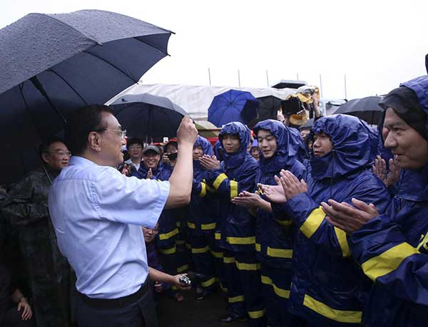 Premier Li stresses protecting lives in flood zone
