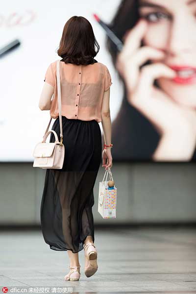 High temperature brings fashion trends to Shanghai