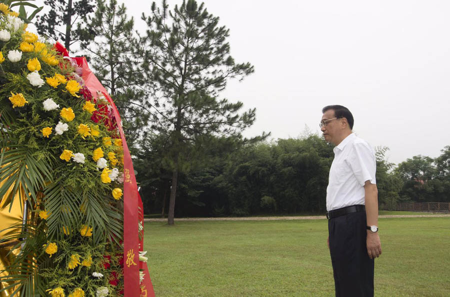 Premier Li pays homage to Red Army martyrs