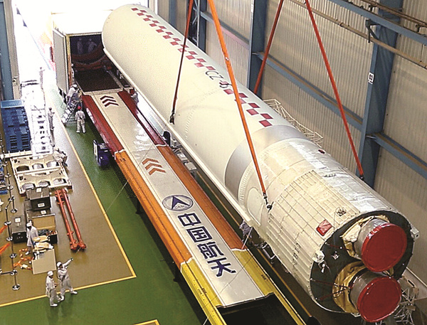 Heavy-lift rocket sets off to Hainan for debut