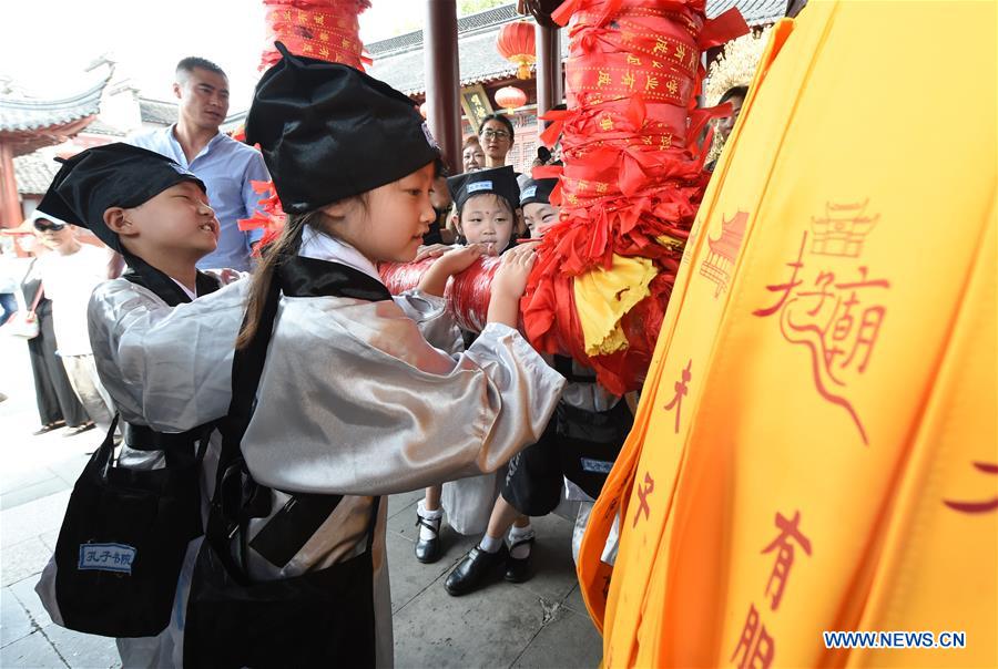 Children wearing Hanfu attend writing ceremony in E China