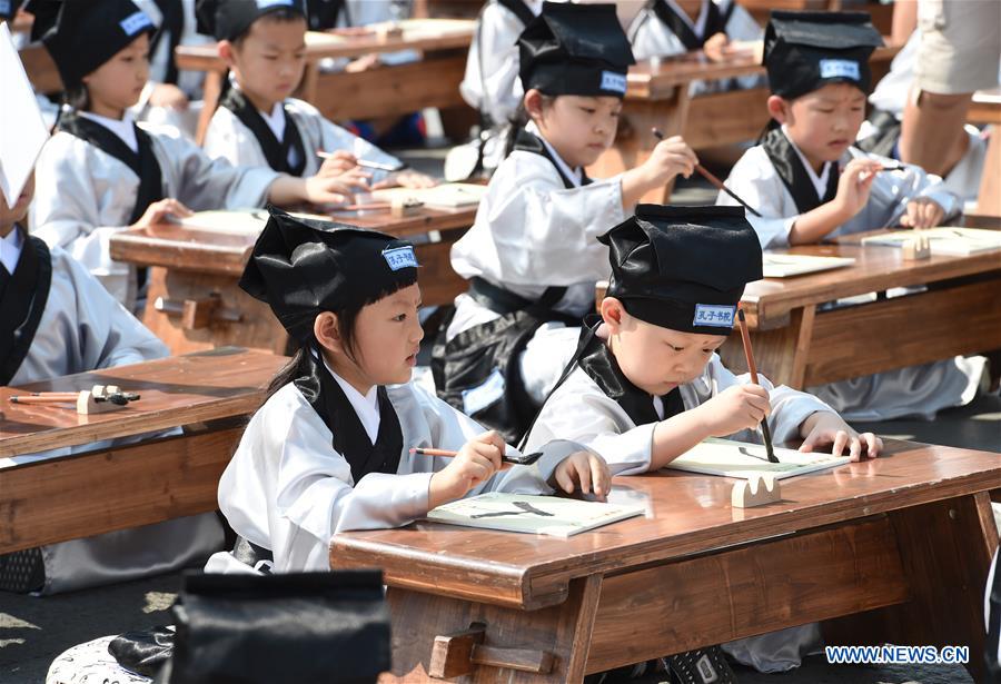 Children wearing Hanfu attend writing ceremony in E China