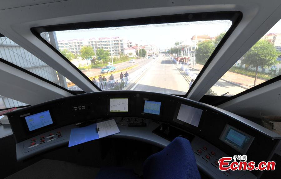 Street-straddling bus continues tests