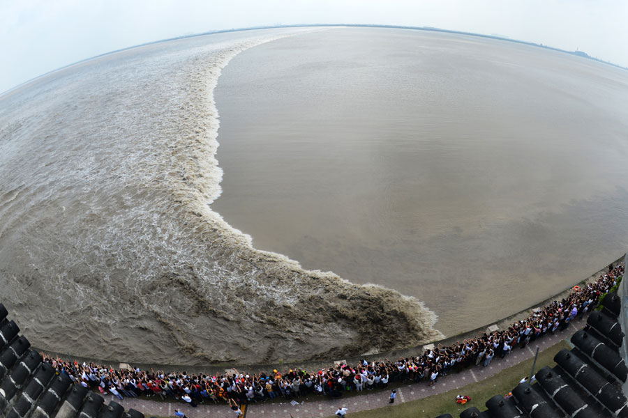 People watch tide of Qiantang River in East China