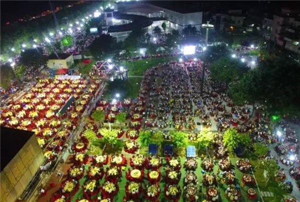 Grand banquet serves 20,000