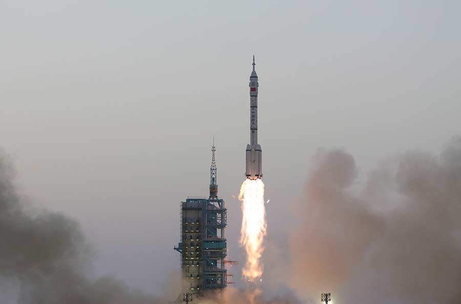 China's Shenzhou-11 manned spacecraft blasts off