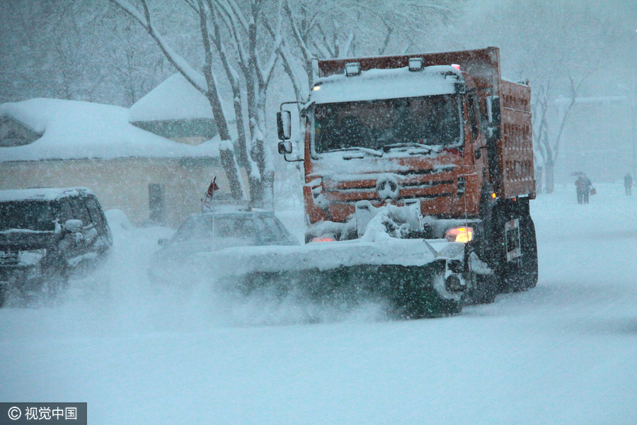 Heavy snowstorm blankets Altay in Xinjiang