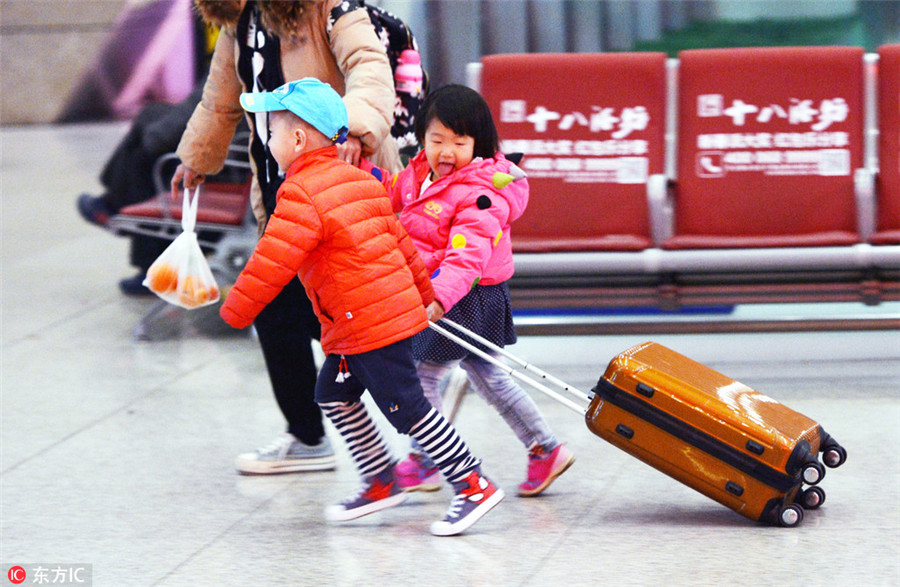 Children light up Spring Festival travel rush