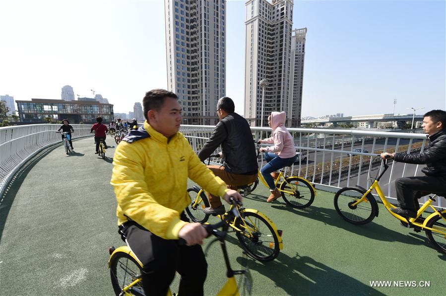 China's 1st bicycle path in air starts trial run in Xiamen