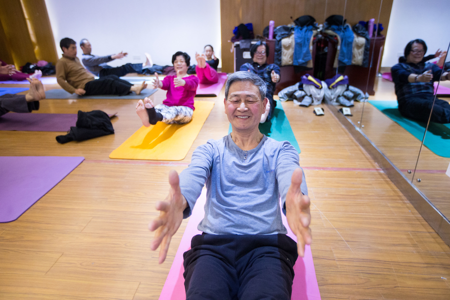 73-year-old yoga grandpa a trendsetter in Hangzhou