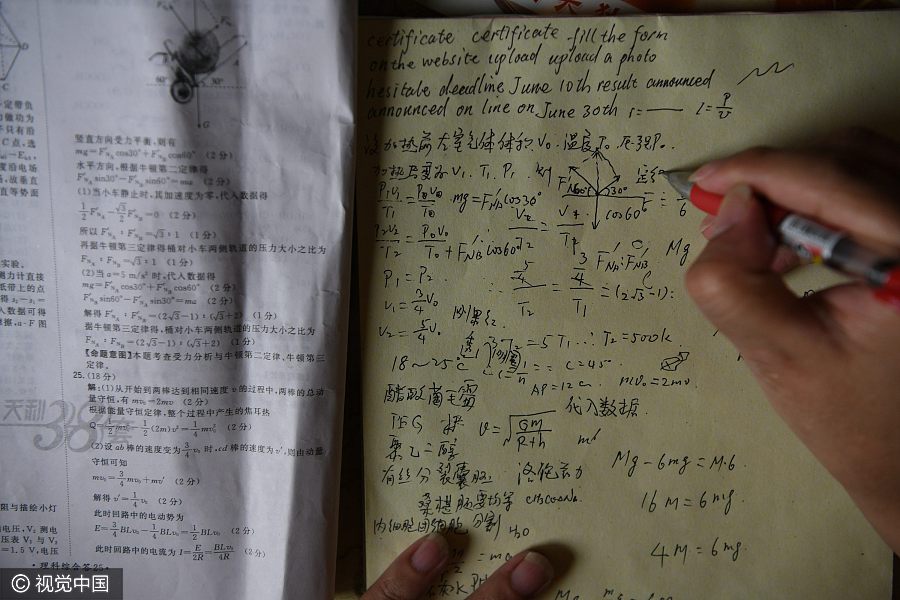 50-year-old attempts <EM>Gaokao </EM>for 21st time