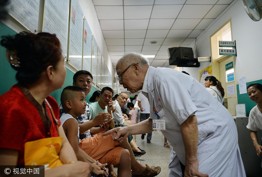 Doctor, 86, still devotes life to patients