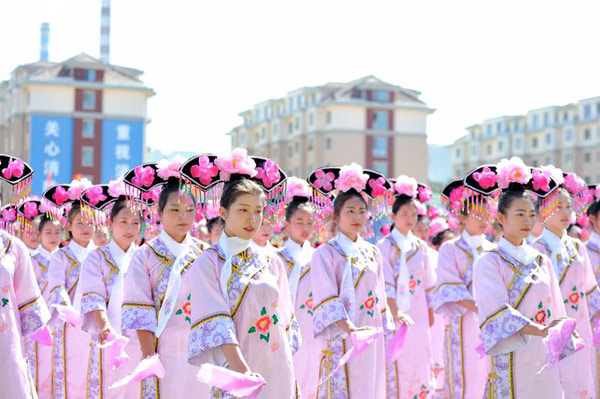 5,599 women in qipao dresses set new Guinness World Record