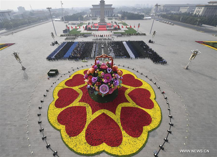 Chinese leaders pay tribute to national heroes at Tian'anmen Square