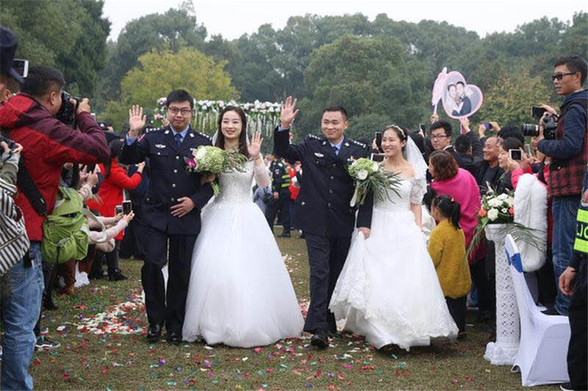 38 police couples wed in Wuhan