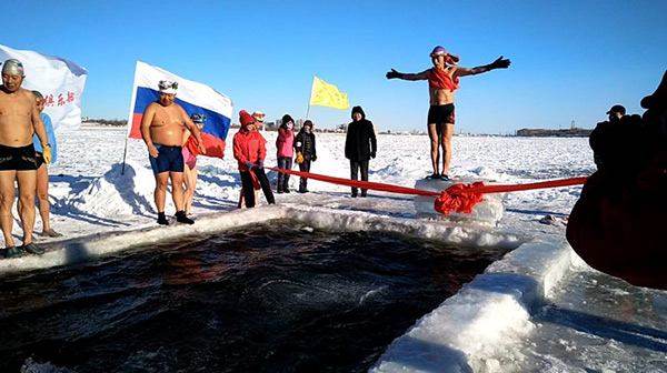 Swimming enthusiasts start winter swimming season