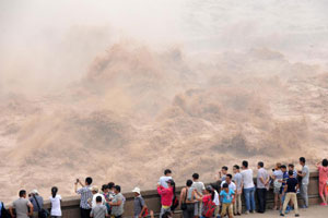 Tourists flock to watch Yellow River waterfall