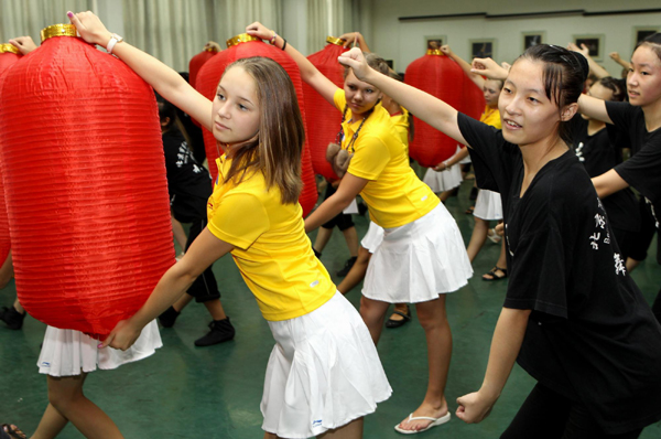Russian students experience Chinese culture