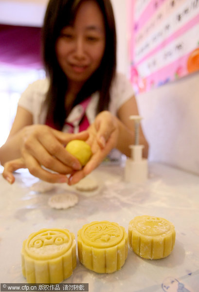 Self-made moon cakes popular for Festival