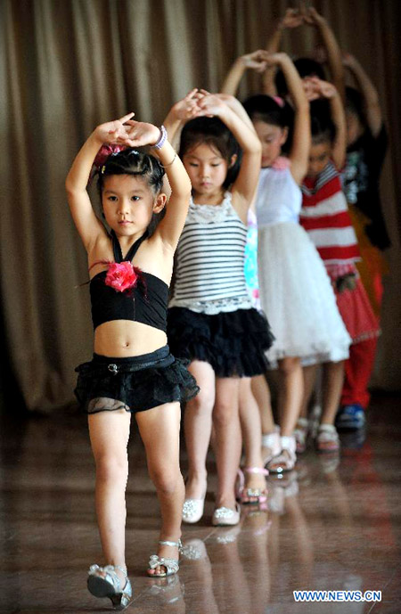 Children take model training sessions in Haikou
