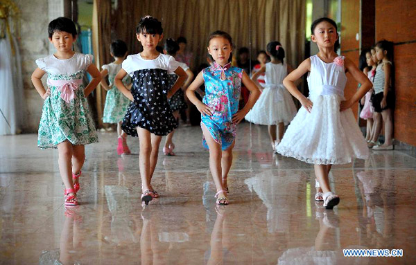 Children take model training sessions in Haikou