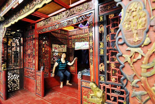 Carved wooden beds exhibited in China's Hunan