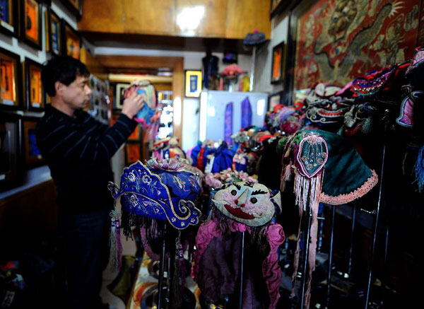 10 thousand pieces of handicrafts displayed in collector's home