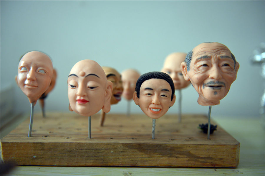 Clay figurines present traditional craft arts
