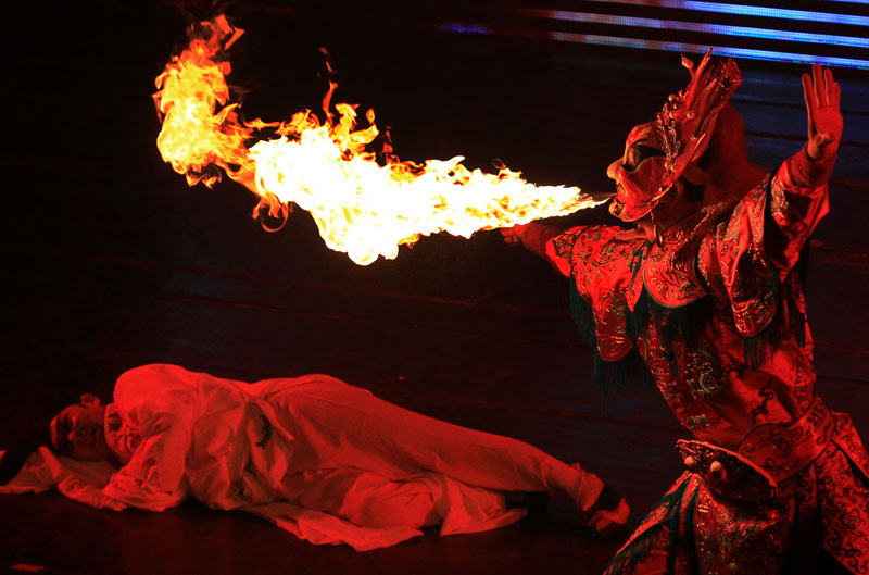 Sichuan Opera discovers the world's a stage