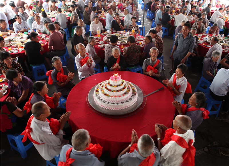 Elders celebrate Chongyang Festival across China