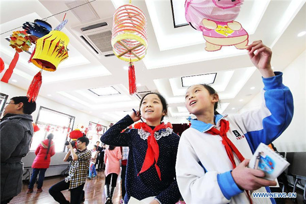 People celebrate upcoming Lantern Festival across China