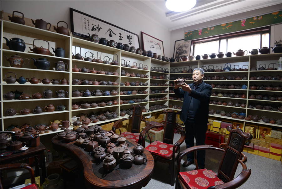 65 years old man has over 10,000 teapots