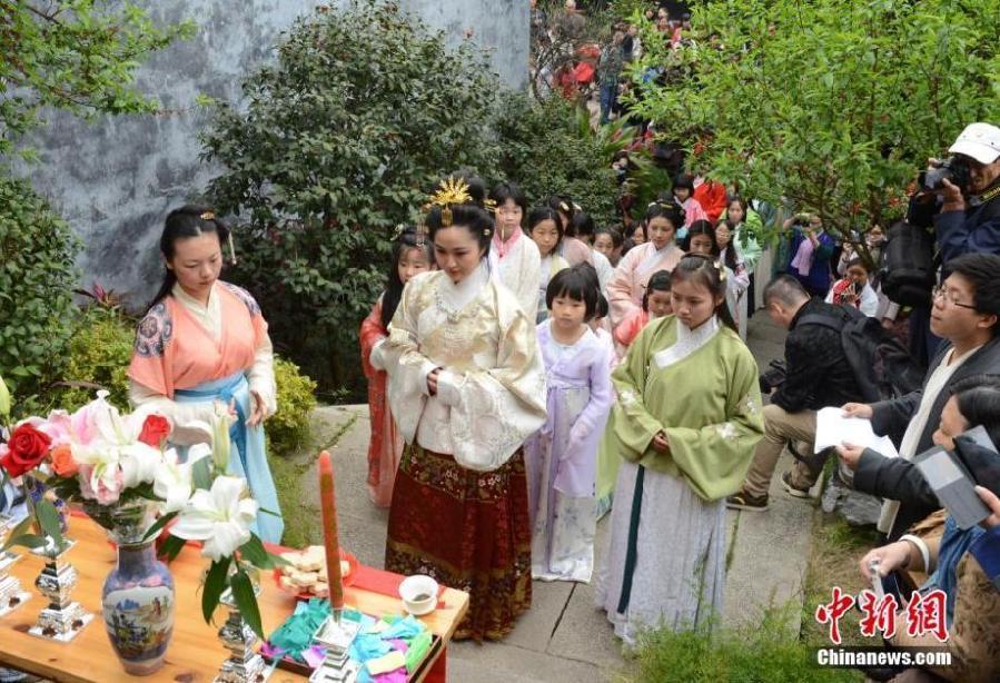 Beauties in Hanfu worship Flora in Fujian