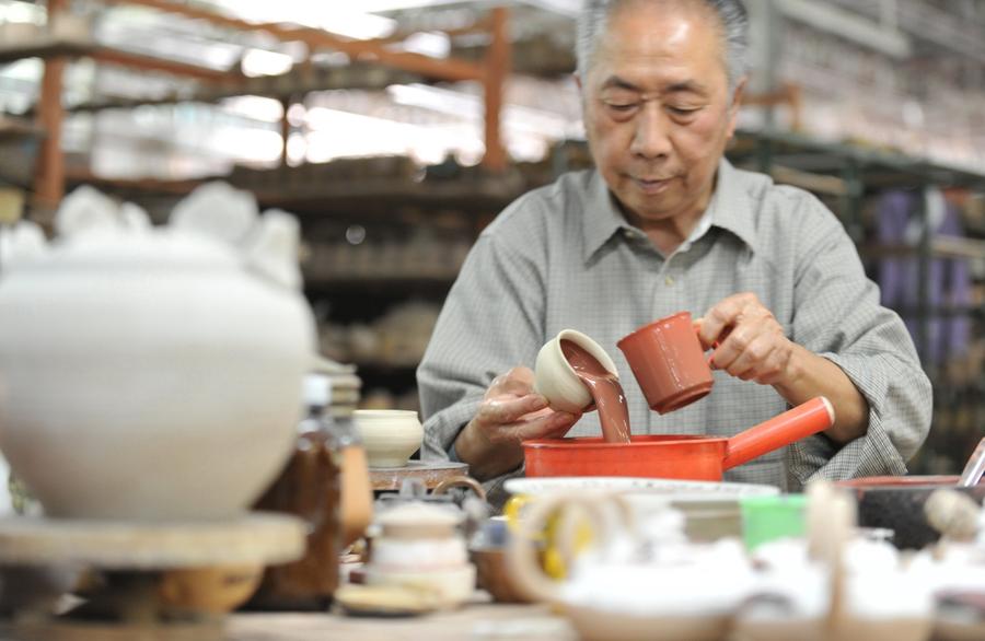 Remarkable celadon professor succeeds in combining modern and ancient