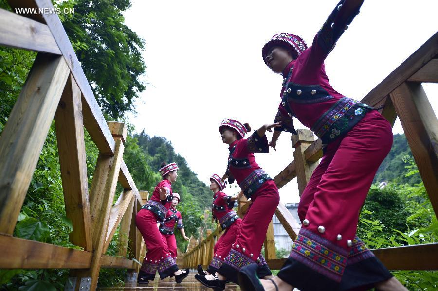 Traditional hand-waving dance staged at wetland park in China's Hubei