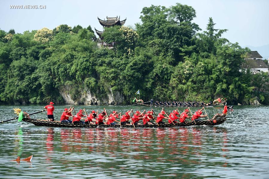 Dragon boat competition held in east China's county