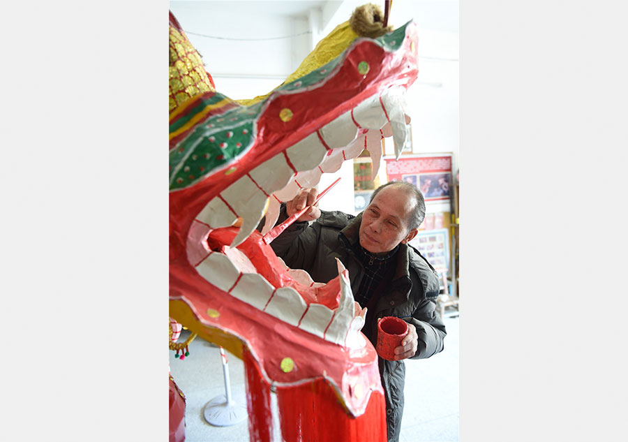 62-year-old folk artist carries on firecracker dragon lantern in Guangxi