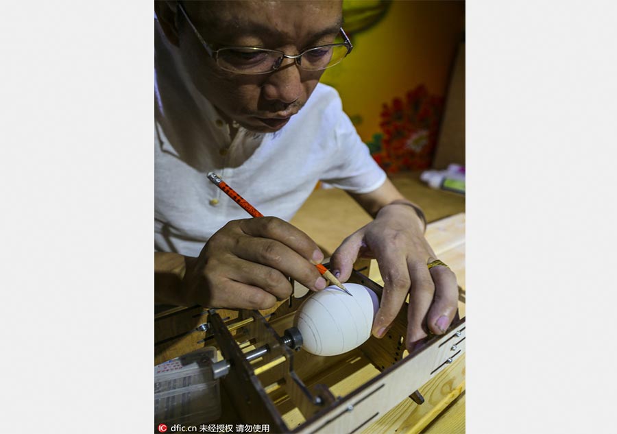 Egg carving master challenges Guinness World Record