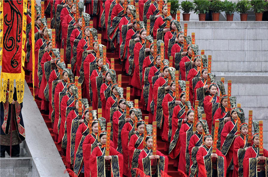 Thousands pay tribute to Yellow Emperor on Tomb Sweeping Day