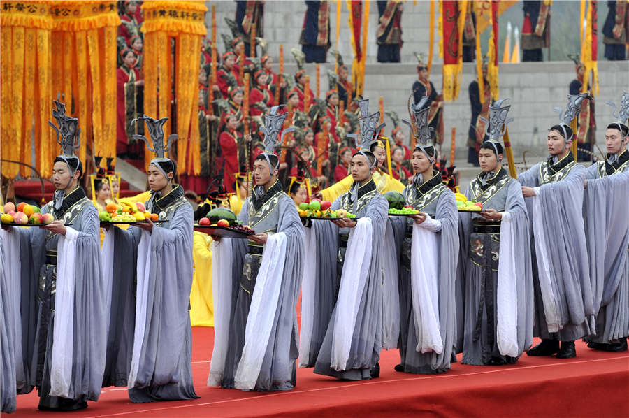 Thousands pay tribute to Yellow Emperor on Tomb Sweeping Day