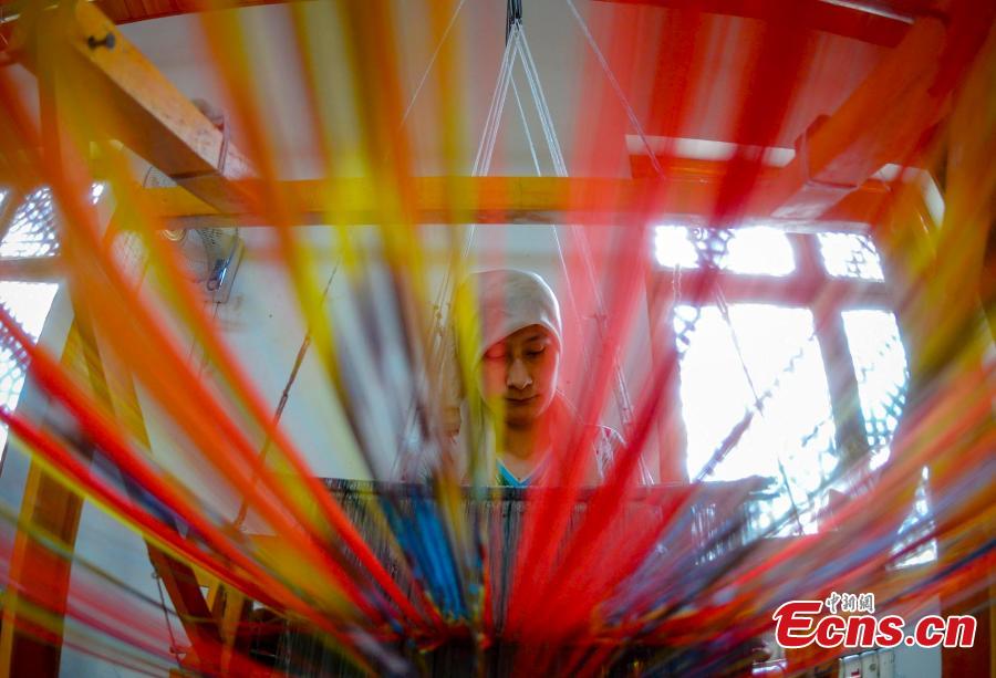 Traditional way of making Atlas silk revives in Xinjiang