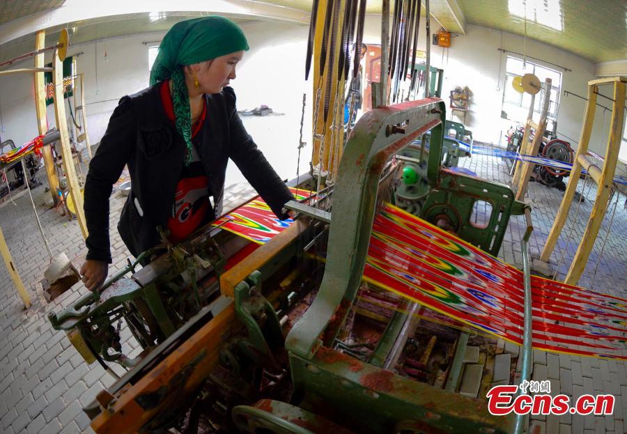 Traditional way of making Atlas silk revives in Xinjiang