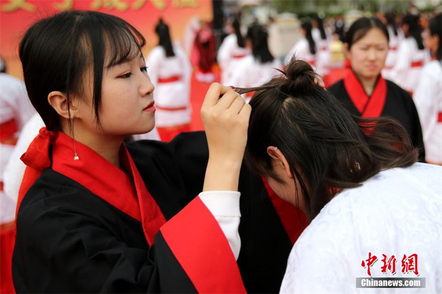 Girls attend adulthood ceremony in Xi'an