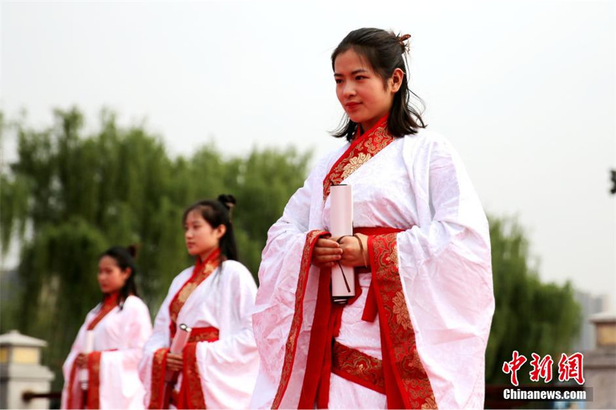 Girls attend adulthood ceremony in Xi'an