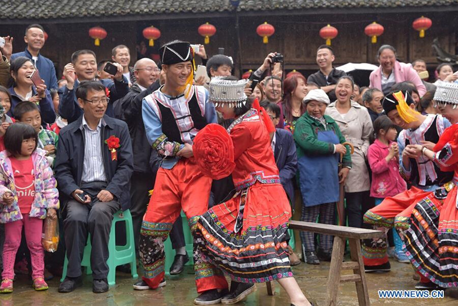 18 couples participate in group wedding ceremony in SW China