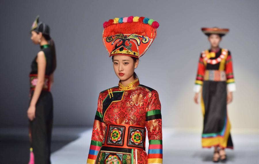 Chinese folk costumes show opens in Beijing
